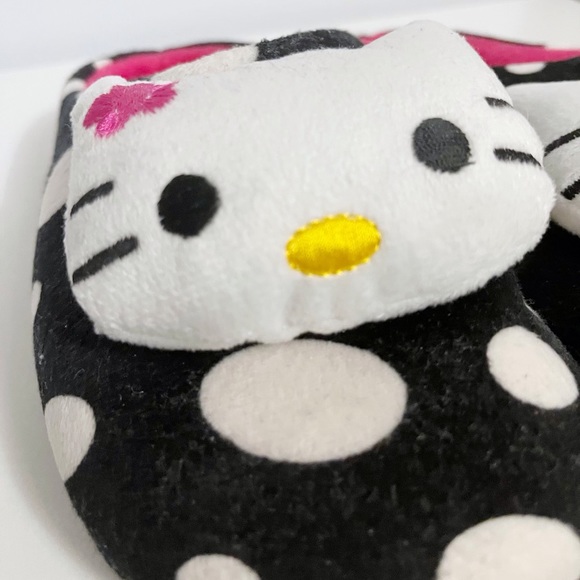 Hello Kitty Slippers with Polka Dot Patterns - Picture 4 of 4